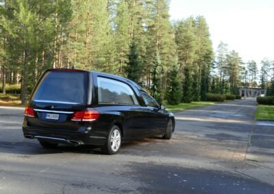 Hautauskuljetusauto hautausmaalla