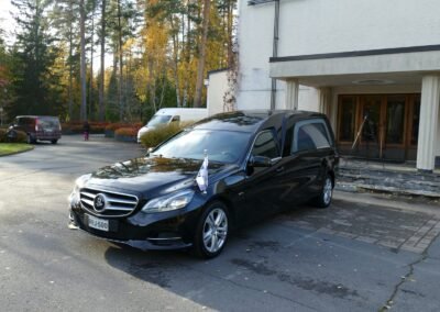 Musta Mercedes hautauskuljetus